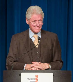 Tidligere præsident Bill Clinton holder en tale — Honor Magic V Flip 2 Wallpapers