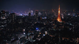 Luftfoto tapet af Tokyo Tower i byen om natten