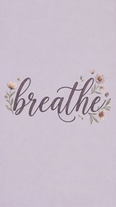 Blød æstetisk citatbaggrund med 'træk vejret' og blomsterdetaljer på lavendel. — iPhone 8 Wallpapers