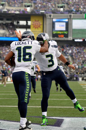 Tyler Lockett Russell Wilson Fodboldspiller Seattle Seahawks — Xiaomi Pad 8 Wallpapers