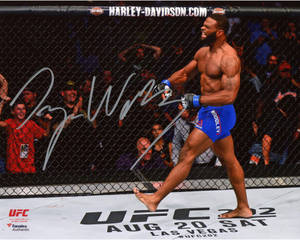 Tyrone Woodley med sin signatur tapet — 5:4 Wallpapers
