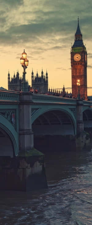 London iPhone — Galaxy Z Flip 6 Wallpapers