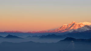 Bjerge i sne under solnedgang tapet. — 1600x900 Wallpapers