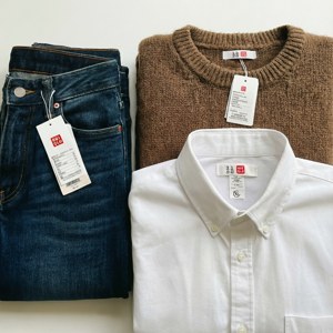 Flat lay af Uniqlo-tøj med mærker. — Galaxy Watch Wallpapers