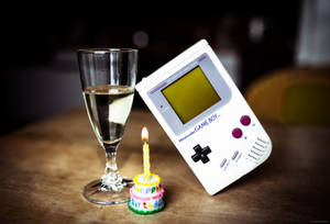 Game Boy-replika med glas og kage tapet
