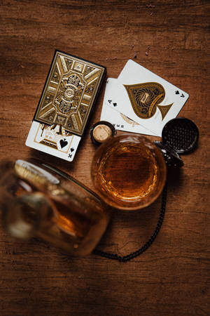 Whiskyglas og Spillekort — Xiaomi Pad 9 Pro Max Wallpapers