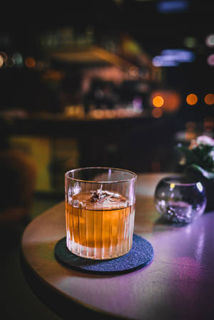Whiskyglas på coaster — Xiaomi Pad 9 Pro Wallpapers