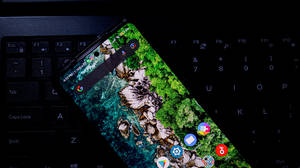 Xiaomi smartphone på tastatur