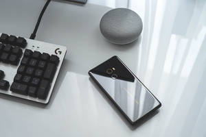 Xiaomi-telefon på bord