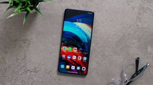 Xiaomi-telefon på betongulv