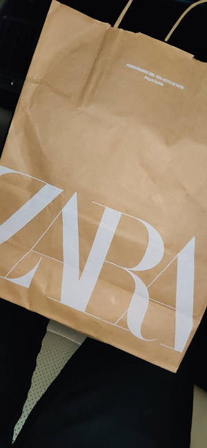 Zara Papirpose mobilbaggrund. — iPhone 11 Pro Max Wallpapers