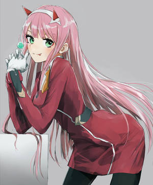 Zero Two læner sig og spiser slikkepind wallpaper — Motorola Razr Ultra 2025 Wallpapers